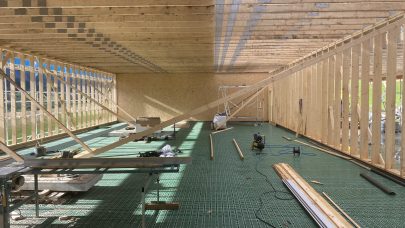 Fjøsen på Tenden i Stryn under oppføring i haust. Innreiingsarbeidet vert utført av byggherren med eigenprodusert material.