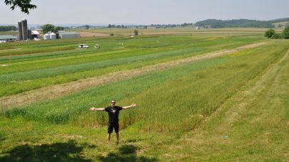 Dyrkingssystemforsøket på Rodale Institute har blitt drevet i 44 år og viser positive effekter av økologisk drift på jordhelse og lønnsomhet. Jordhelseentusiast Hellek Berge poserer foran feltet. Foto: Hege Sundet